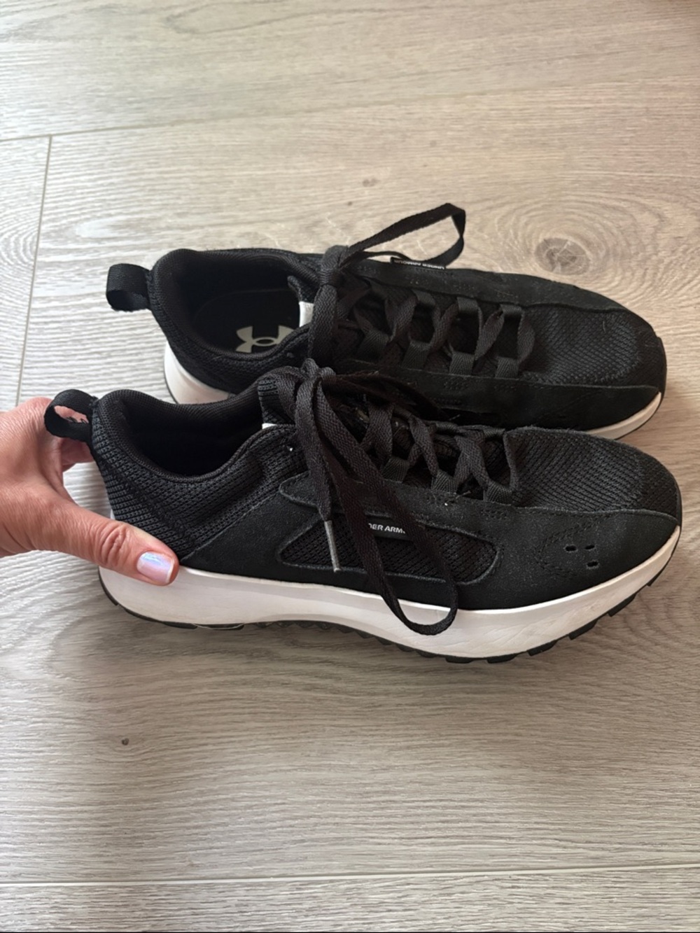 Black Under Armour tennis shoes size 6
